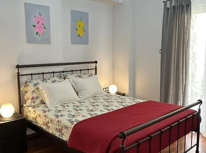 Como La Flor, Gizi Attikis